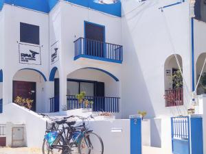 a bike parked in front of a white building at Roaz de Bandeira Guesthouse in Olhão