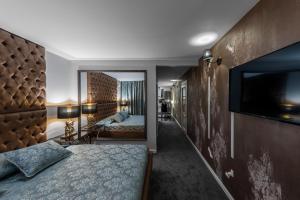 Postel nebo postele na pokoji v ubytování Deluxe Jacuzzi Apartment by LIUKSAI