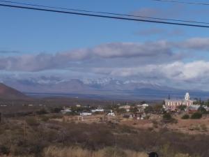 ein Blick auf eine Stadt mit Bergen im Hintergrund in der Unterkunft Mountain view efficiency in Tombstone + 2 Fotos