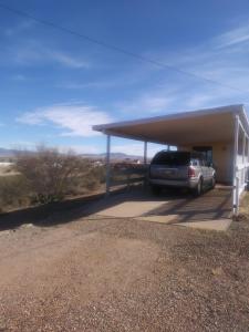 ein Auto, das in einer Garage geparkt ist und in der ein Auto geparkt ist in der Unterkunft Mountain view efficiency in Tombstone
