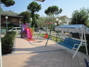 un parque infantil con toboganes y columpios en Residence Quadrifoglio, en Cervia