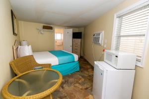 1 dormitorio con 1 cama y bañera en una habitación en Aztec Motel, en Wildwood Crest