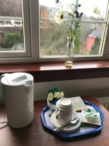 Příslušenství pro přípravu čaje a kávy v ubytování Distillery Guest House