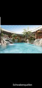 une photo d'une piscine dans un complexe hôtelier dans l'établissement IM SI-CENTRUM 1 ZIMMER APART#MUSICAL#MESSE#Flughafen, à Stuttgart