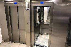 two elevators in an elevator in a building at Apart del Puerto 01 cochera opcional in Santa Fe