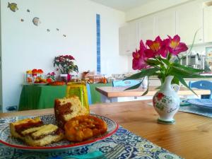オートラントにあるCamere Borgoの花瓶と食べ物のテーブル