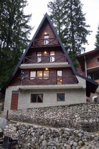 El edificio en el que está el chalet de montaña