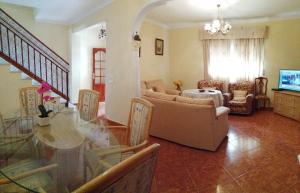 ein Wohnzimmer mit einem Sofa und einem Tisch in der Unterkunft Casa juan in Algodonales