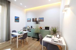 Un comedor con dos mesas y un mostrador. en Solli Rooms, en Palermo