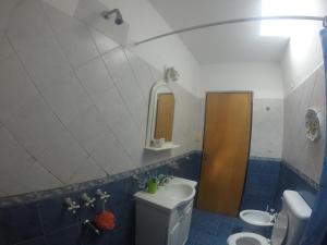 ein blau-weißes Bad mit einem WC und einem Waschbecken in der Unterkunft Casa Esquina - Barrio Palermo - Zona Anfiteatro in Villa María + 12 Fotos