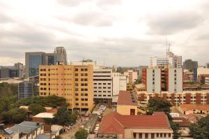 內羅畢的住宿－Sherry Homes- 1 BDRM PENTPAD WESTLANDS NAIROBI，城市景观高楼