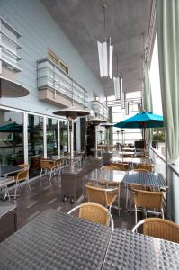 Restoran või mõni muu söögikoht majutusasutuses Shade Hotel Manhattan Beach