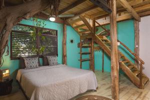 um quarto com uma cama num quarto com uma escada em Mondi Lodge em Dorp Sint Michiel