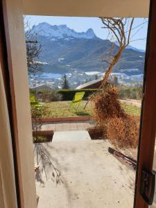 een deur naar een patio met uitzicht op de bergen bij RAND'UBAYE in Barcelonnette
