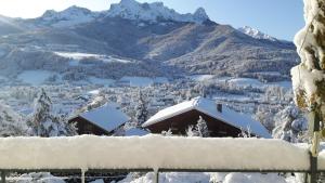 Vista generica sulle montagne o vista sulle montagne dall'interno dell'appartamento