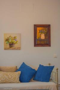 A seating area at Santa Angela de la Cruz