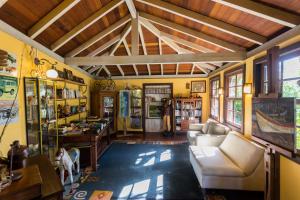 ein Wohnzimmer mit Sofa und Tisch in der Unterkunft Pousada Caminho do Rei in Praia do Rosa