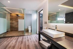 Koupelna v ubytování Kaia Suites + 52 fotografií