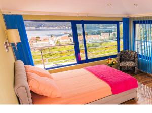 um quarto com uma cama e uma janela com vista em Villa Sea-N-Sun, 7 bedrooms & Pool, nearby Portonovi Marina. em Ðenovići