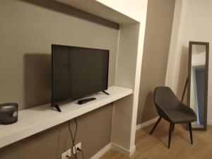 Telewizja i/lub zestaw kina domowego w obiekcie Fabretti House - Centro storico