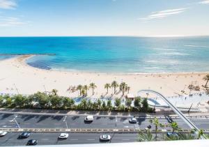 - une vue sur la plage bordée de palmiers et l'océan dans l'établissement Loft. Old city (Happy Alicante), à Alicante