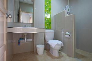 uma casa de banho com um lavatório e um WC em Garden Hill Hotel em Trang