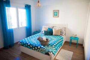 Un dormitorio con una cama con una cesta. en Apartment near the beach en Alicante