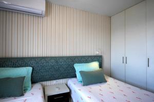 1 dormitorio con 1 cama con 2 almohadas en Guernica Apartments, en Lima