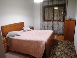 a small bedroom with a bed and a window at Apartamento Rua da Amizade in Felgueiras +36 photos