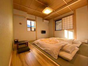 A bed or beds in a room at 寅家 Japanese modern hotel