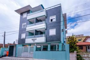 un edificio con una fachada azul en Ap em Ingleses, florianopolis dois quartos, en Florianópolis