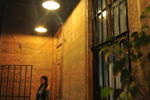 Kobieta spacerująca korytarzem w nocy w obiekcie Loft Histórico Manuel Rodriguez w mieście Iquique