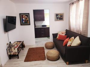 uma sala de estar com um sofá preto e uma mesa em Hill Retreat - Kingston em Kingston