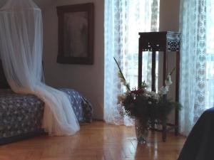Una cama o camas en una habitación de Rooms and Suites Ljetnikovac