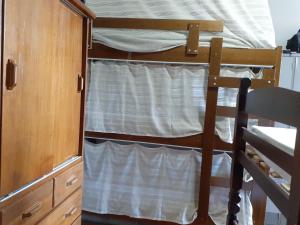 Palanda nebo palandy na pokoji v ubytování DS Hostel