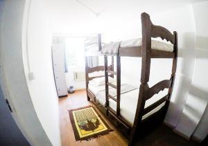 Palanda nebo palandy na pokoji v ubytování DS Hostel