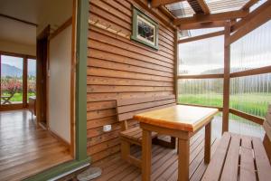 Habitación de madera con banco y ventana en Kahere Retreat, en Franz Josef