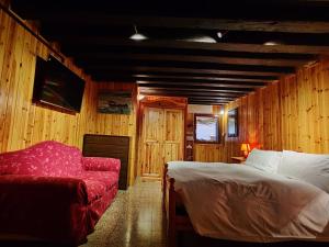 une chambre avec un lit, un canapé et une télévision dans l'établissement La casa del pescatore: a lovely escape in Venice!!, à Venise