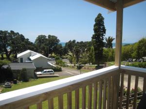 Ein Balkon oder eine Terrasse in der Unterkunft Seaview holiday Unit - Ohope Beach