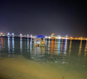 una barca in acqua di notte di RiverView HomeStay a Dong Hoi