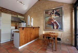 
A kitchen or kitchenette at Art on Attfield - cute heritage 1 bedroom stone cottage
