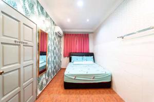 a small room with a bed and a door at Star Light Homestay in Sitiawan