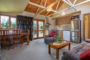 a living room with a kitchen and a dining room at Willowbrook Country Apartments in Arrowtown