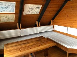 Łóżko lub łóżka w pokoju w obiekcie Seehütte Neusiedlersee Robinsonhütte