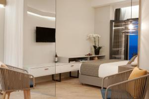 Televiisor ja/või meelelahutuskeskus majutusasutuses Seasabelle Hotel near Athens Airport