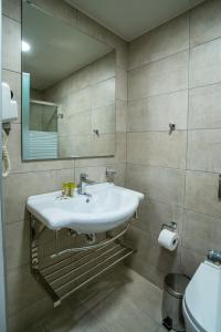 A bathroom at Argo Hotel Piraeus