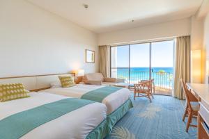 um quarto de hotel com duas camas e vista para o oceano em Izu Imaihama Tokyu Hotel em Kawazu