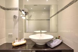 Ein Badezimmer in der Unterkunft Crystal Bay Beach Resort