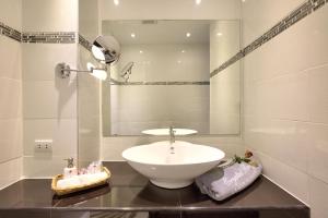 Een badkamer bij Crystal Bay Beach Resort