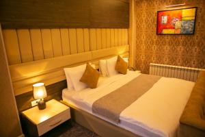 Postel nebo postele na pokoji v ubytování Parkway Inn Hotel & Spa